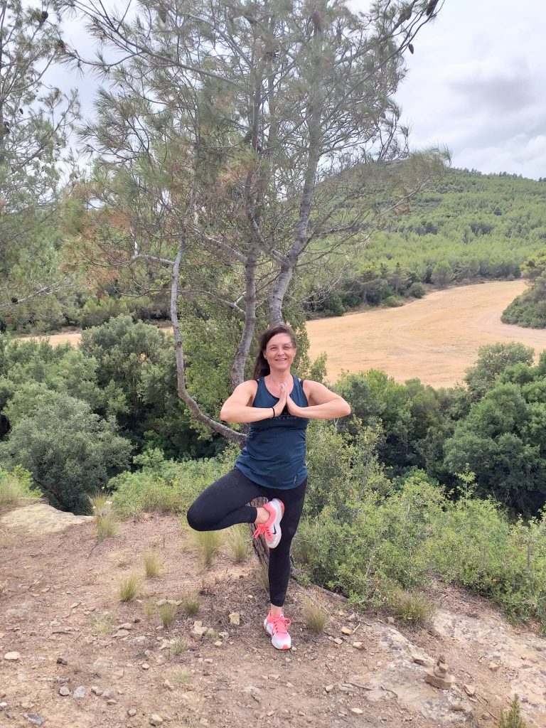Cristina Dopazo practicando yoga en la naturaleza, postura del árbol