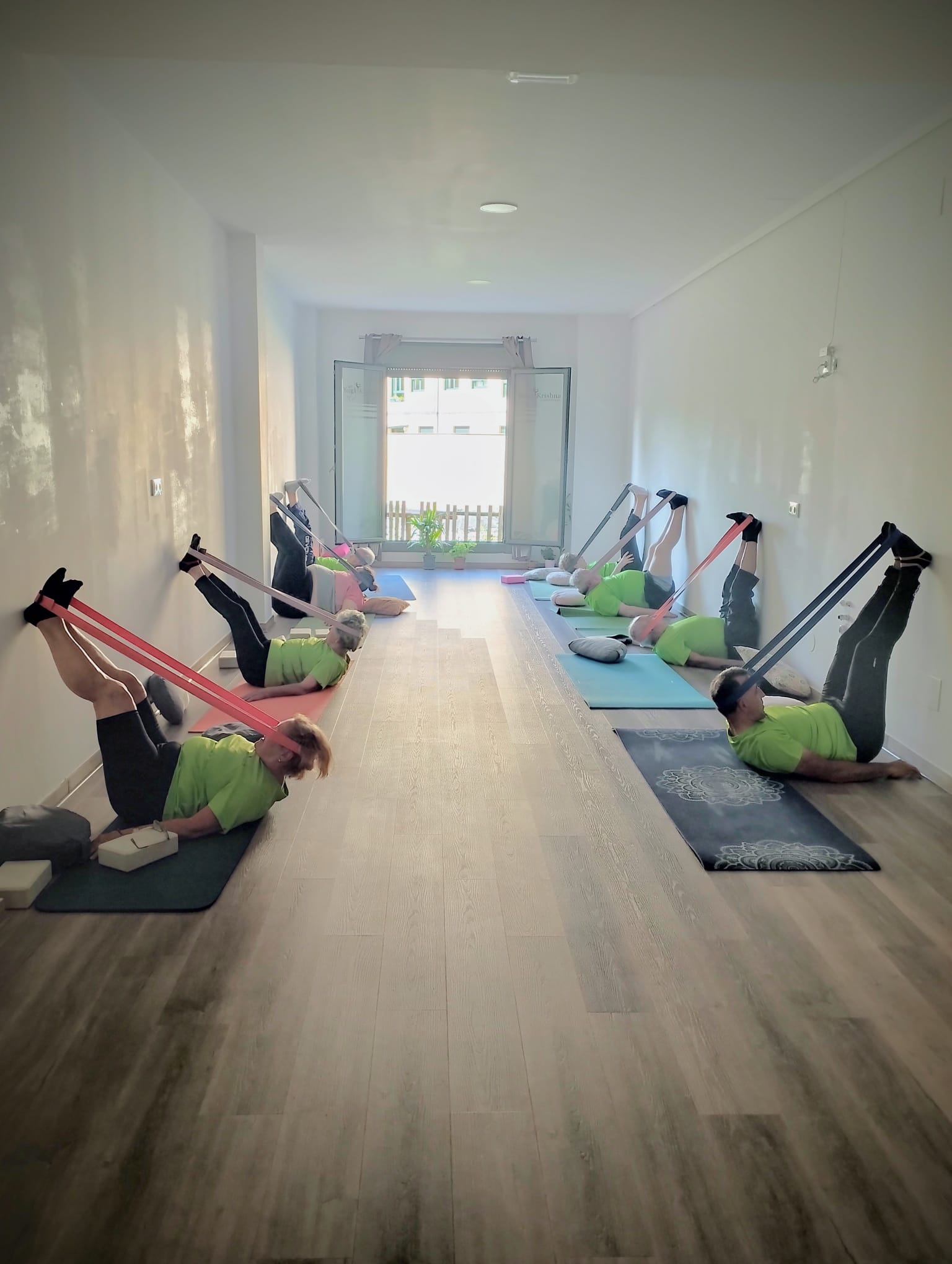 Clase de yoga para personas mayores con gomas elásticas en Yoga Krishna, Sada