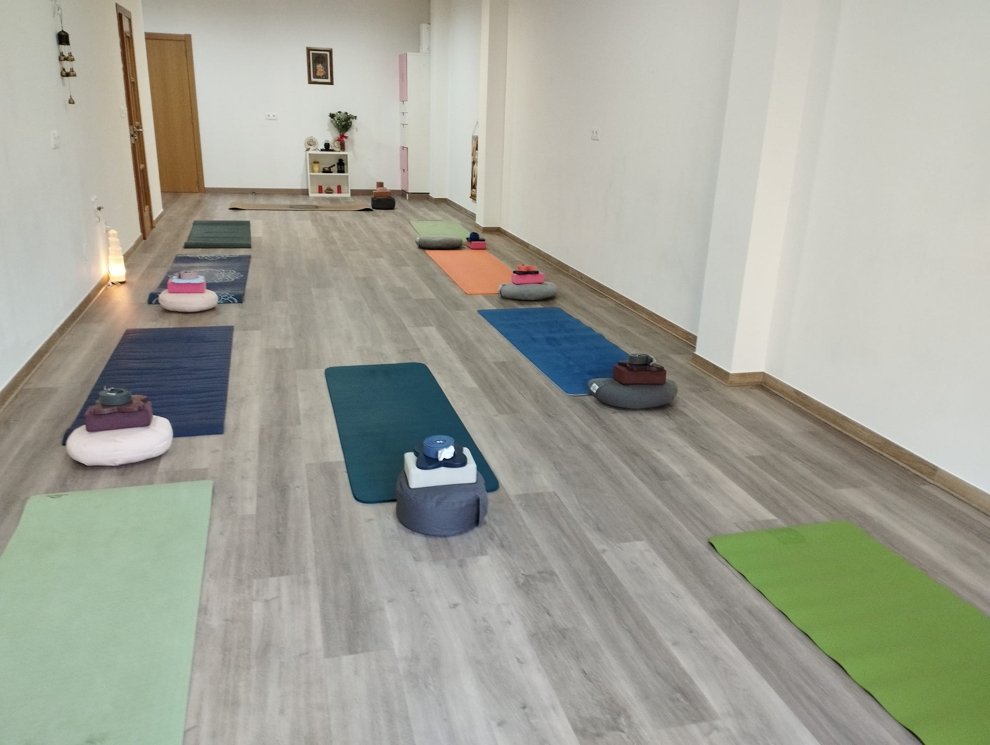 Sala de yoga de Yoga Krishna en Sada preparada con esterillas